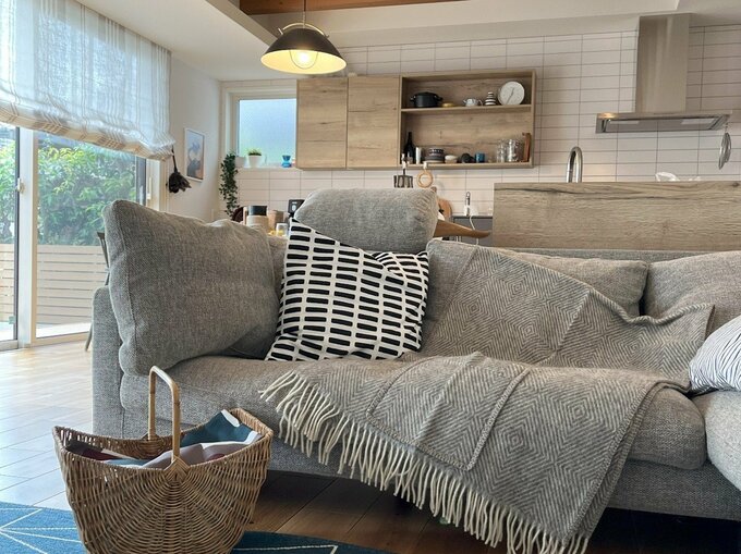 きれいに片付いたリビングのソファ