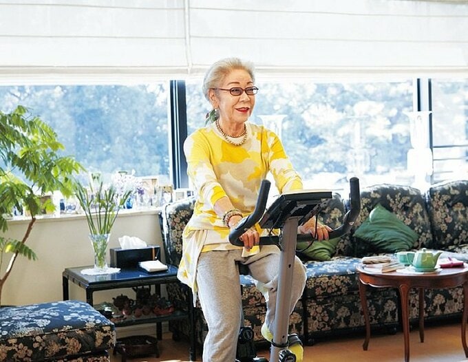 エアロバイクをこぐ鳥居さん