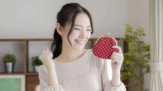 財布を持つ女性