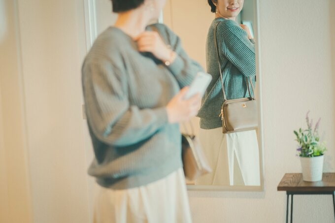 鏡を見る女性