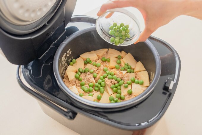 炊き込みご飯にグリンピースを加える
