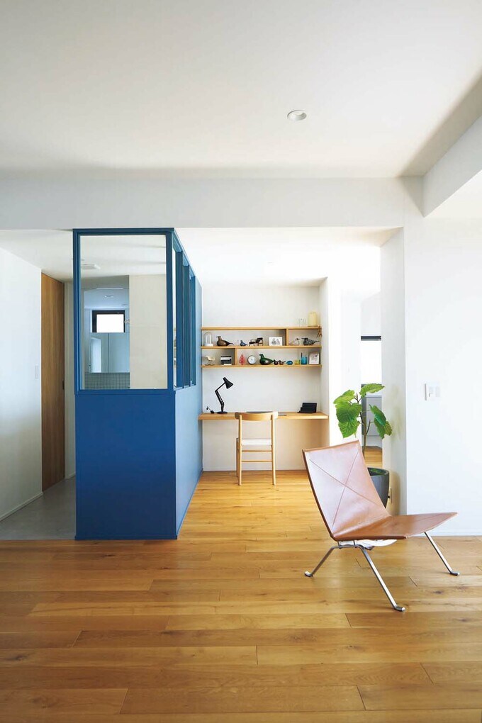 ブルーの壁で囲まれたワークスペース