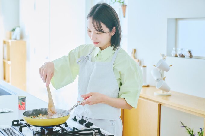 ひき肉を炒める長谷川あかりさん