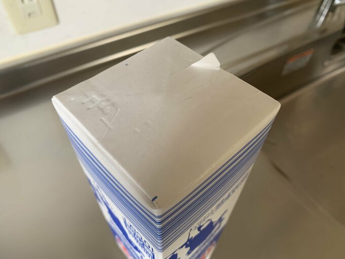 牛乳パックは底の紙を少しめくってからピンチではさみます