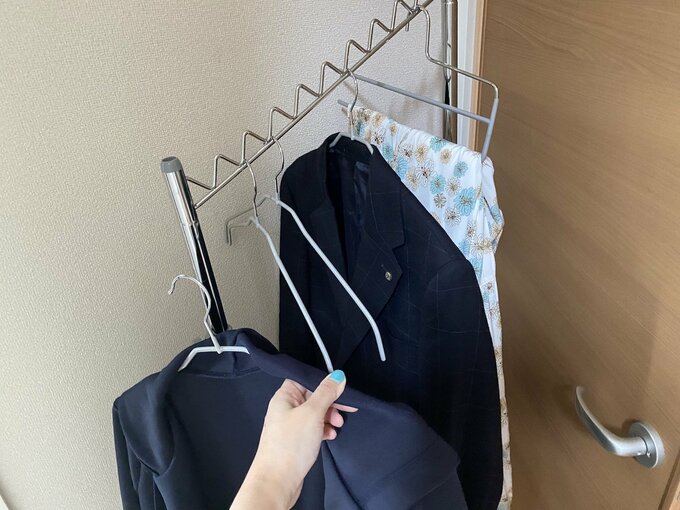 洋服を斜めがけ
