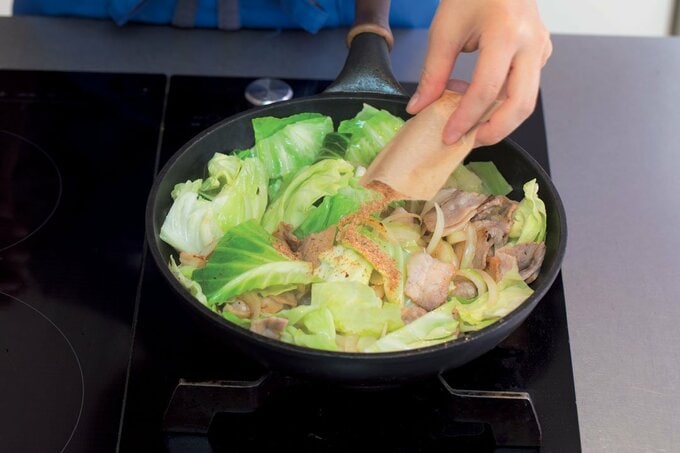 だしパックをフライパンに入れる様子