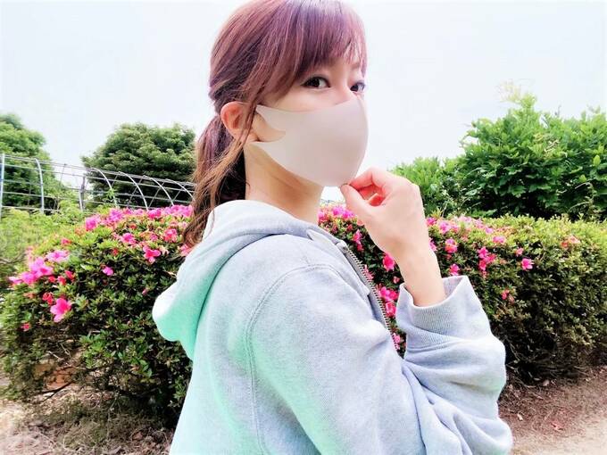 スポーツマスクをつける女性