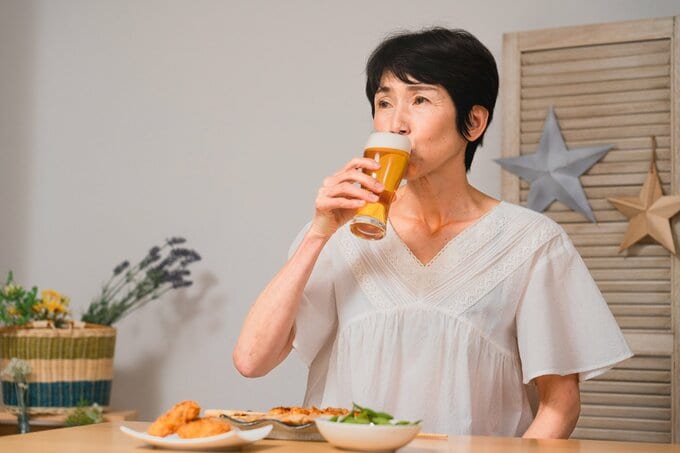 冷えたビールを飲む女性