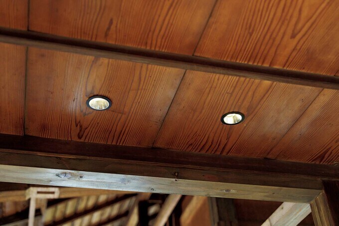 天井にダウンライトを設けた床の間