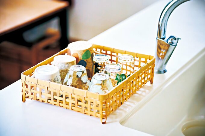 かごに入ったコップ