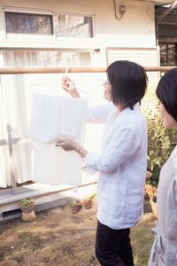 タオルはハンガーにかけ、端をずらして干す