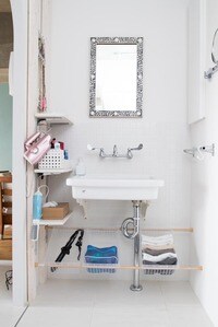 洗面台下にカゴをつけてタオルや小物を収納