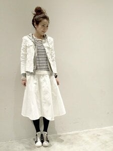 コンサバに見えがちなノーカラーコーデもパーカでハズす!