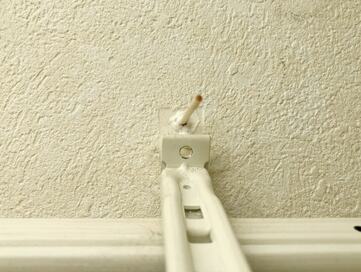 緩くなった壁のネジ穴。爪楊枝で簡単に補修する裏技とは