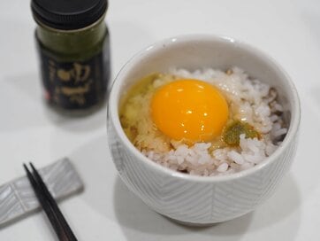 カルディ好きの料理研究家が買っている「神調味料」2つ。卵かけご飯にユズコショウをかけるとやみつき味に