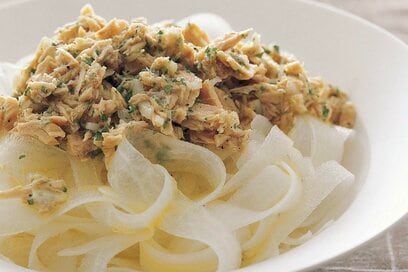 シャキッとみずみずしい「大根サラダ」。自家製ツナソースがお店のように美味／大庭英子さんの冬レシピ