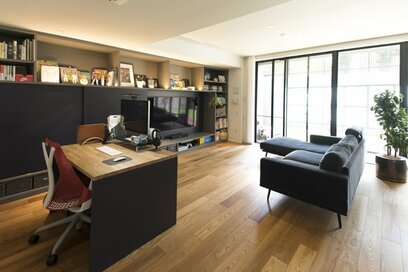 オリジナルの壁面収納とワークデスクでリビングを快適なワークスペースに