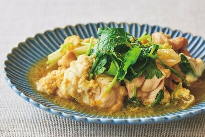 香味野菜たっぷりがおいしい！大原千鶴さん流「ミツバと鶏肉の卵とじ」レシピ