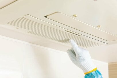 お風呂の汚れは「軍手」が使える。梅雨時期のカビもにおいもスッキリ掃除