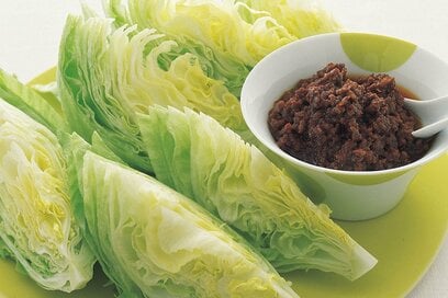 ご飯もビールも止まらない「レタスの肉みそ添え」。魅惑のおいしさの秘訣は“豆板醤”