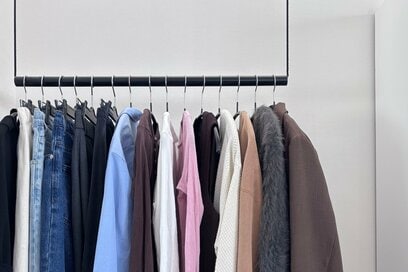 40代「一軍だけのクローゼット」をつくるアイデア。服選びのコツ、手放す服の見直し基準とは