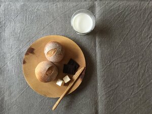 あったかいパンのすき間に、板チョコとチーズをインするだけでおいしい朝食に
