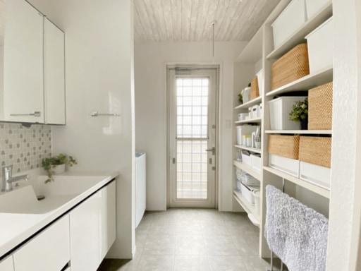 洗面所のオープン収納棚