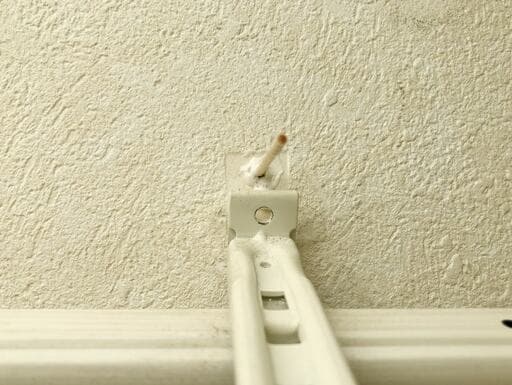 広がったネジ穴に爪楊枝を差し込む