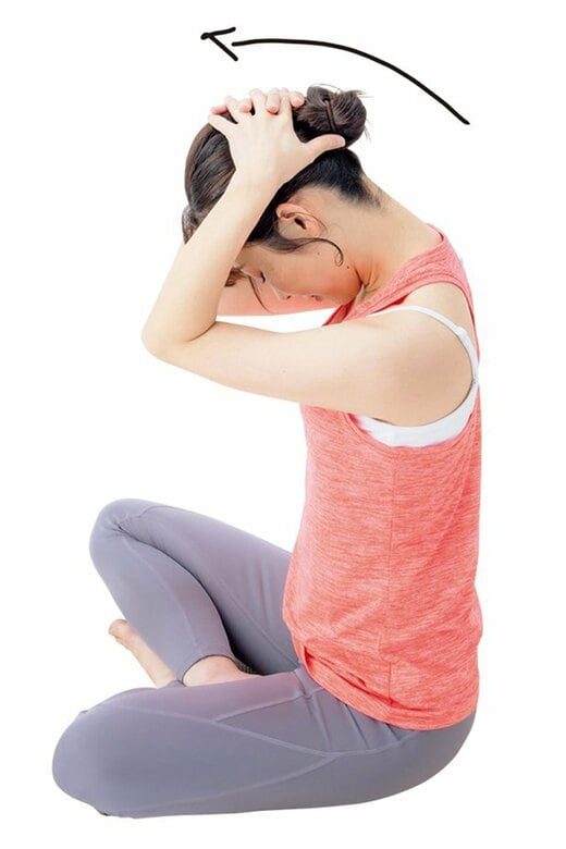 あぐらを組んで後頭部に手を当てる女性