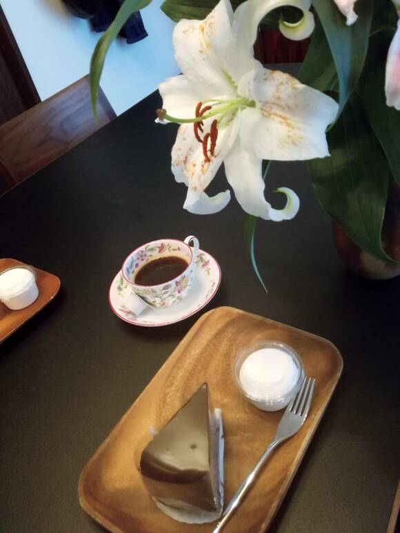 お菓子をお皿にのせた様子