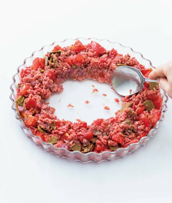 スプーンでひき肉の中央をあける