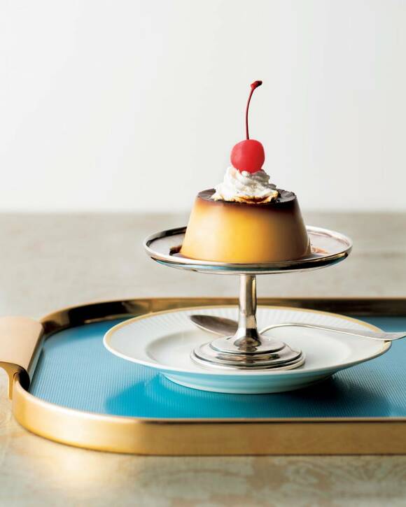 お皿にのったプリンにサクランボ