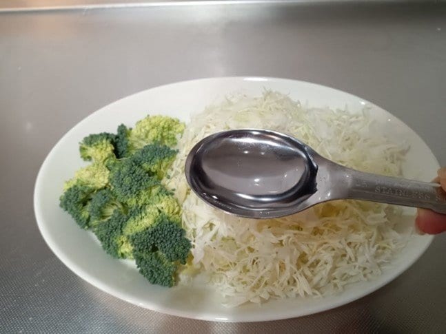 千切りキャベツとブロッコリー