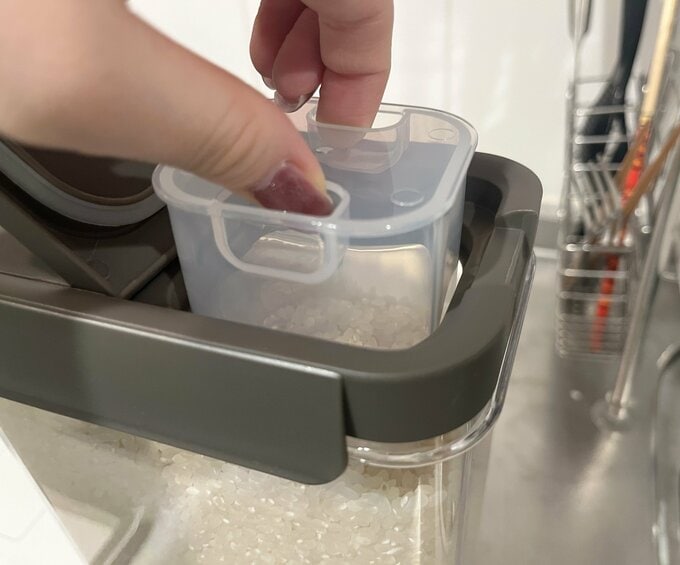 計量カップを引き抜く様子