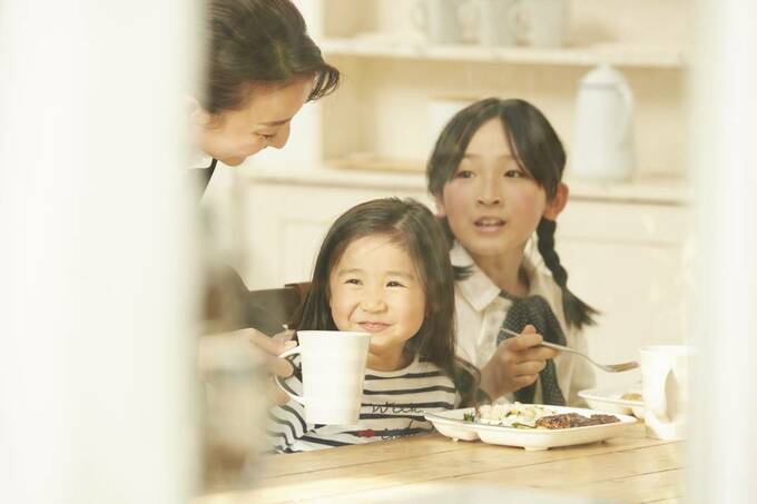 女性と子どもが食事をする様子