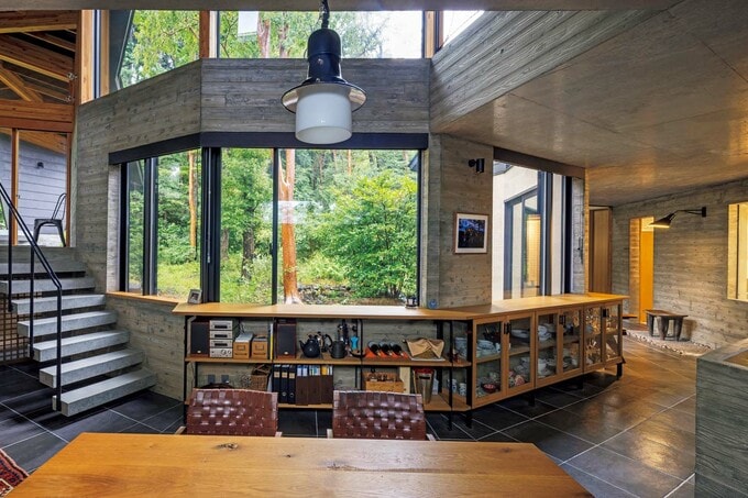 窓の外に見えるヒメシャラ