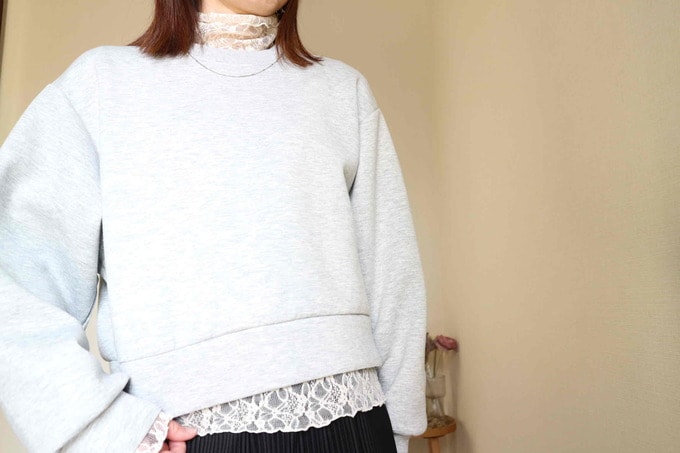 GUパフスウェットとレースハイネック