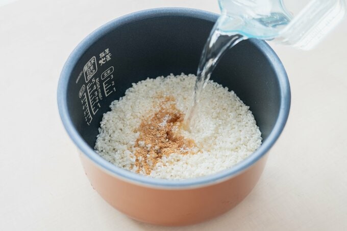 米に水を注いでいる様子