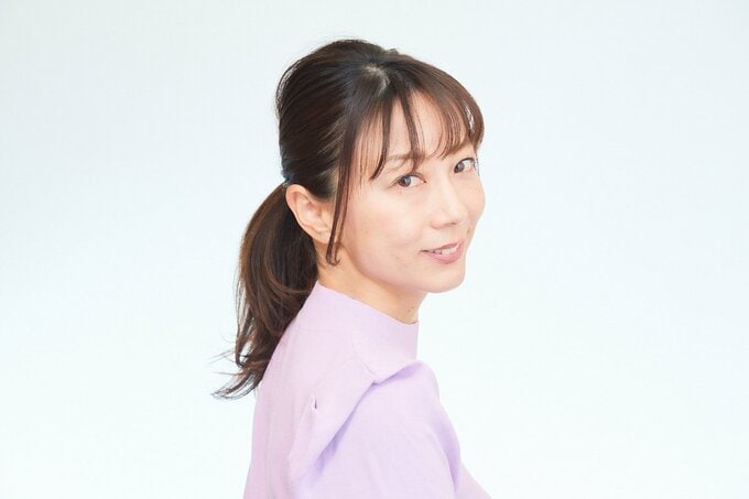 ひとつ結びの女性