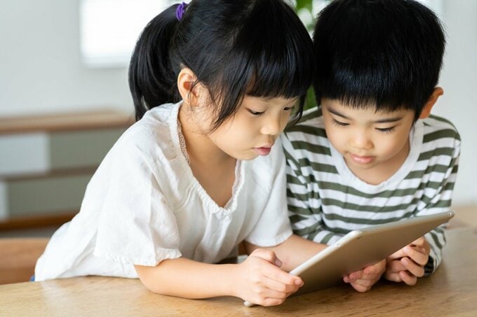 タブレットを見る子ども