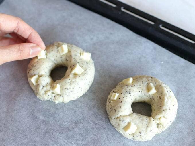 ドーナツ状の生地にホワイトチョコをのせる