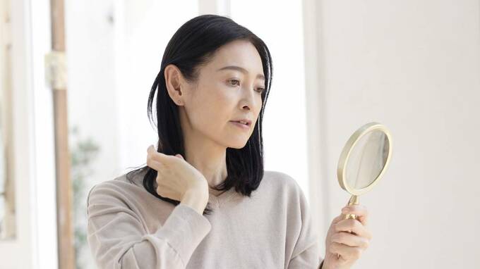 鏡を見る女性