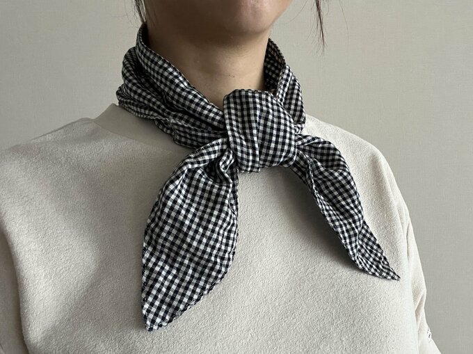無印良品「UVカットリヨセルリネンポケット付きスカーフ」（1490円）