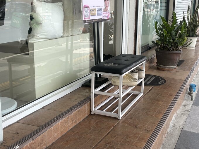 マッサージ店の入り口に設けられた靴置き場