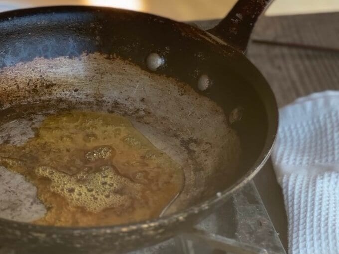 フライパンで砂糖と水を加熱