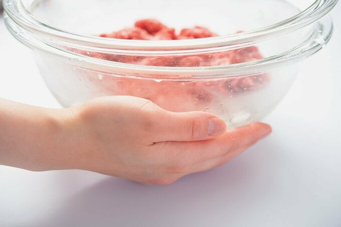 ボウルに手を添える