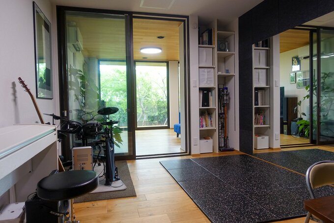 多目的ルームからリビングを見る