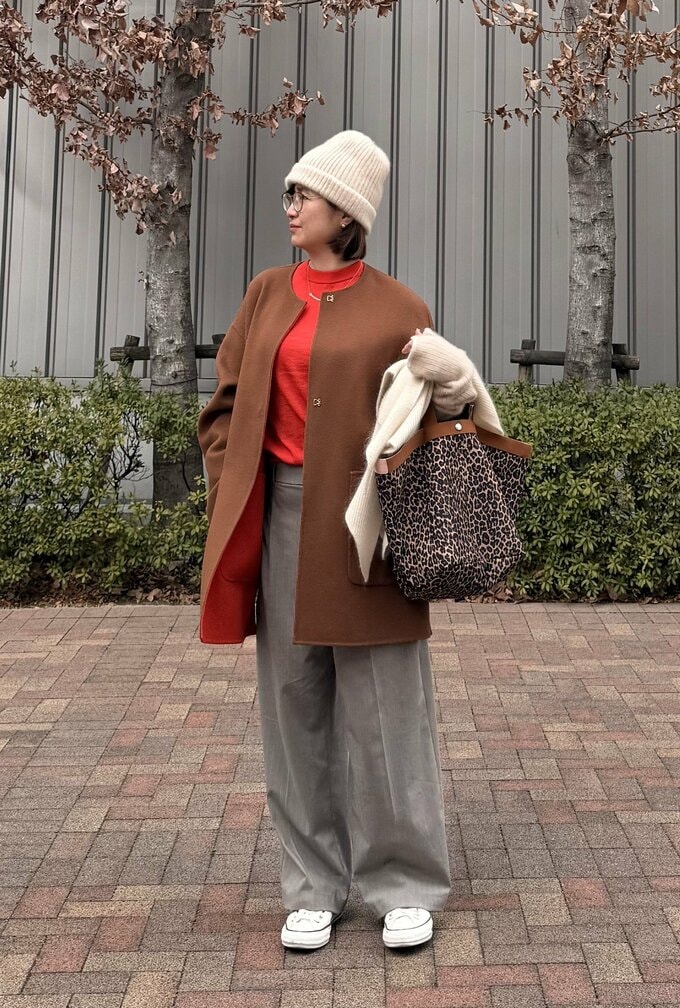 グレーのタックワイドパンツとレッドのニットを使ったコーディネート