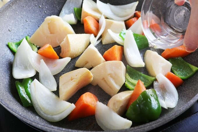 野菜を炒める