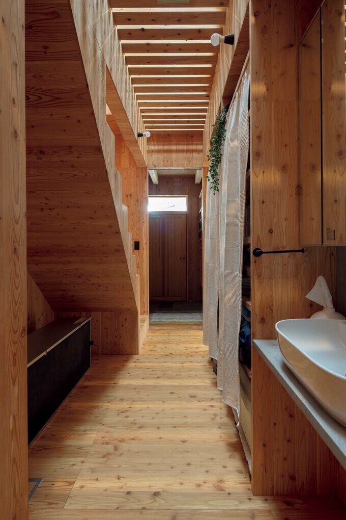 ウォークインクローゼットから玄関方向の見通し